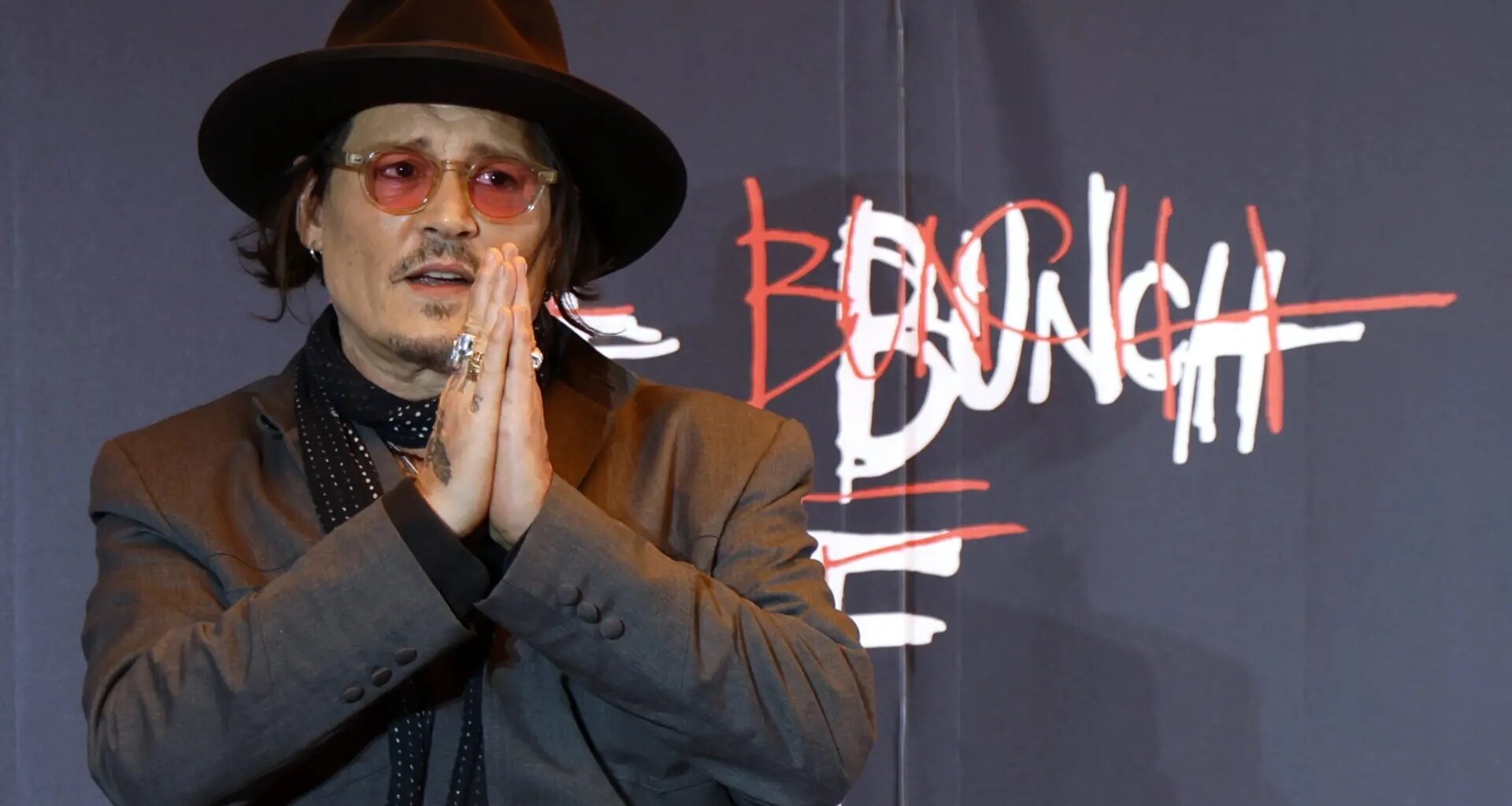 Johnny Depp expone por primera vez su caótico arte en Tokio, en el debut internacional de 'A bunch of stuff'