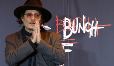 Johnny Depp expone por primera vez su caótico arte en Tokio, en el debut internacional de 'A bunch of stuff'