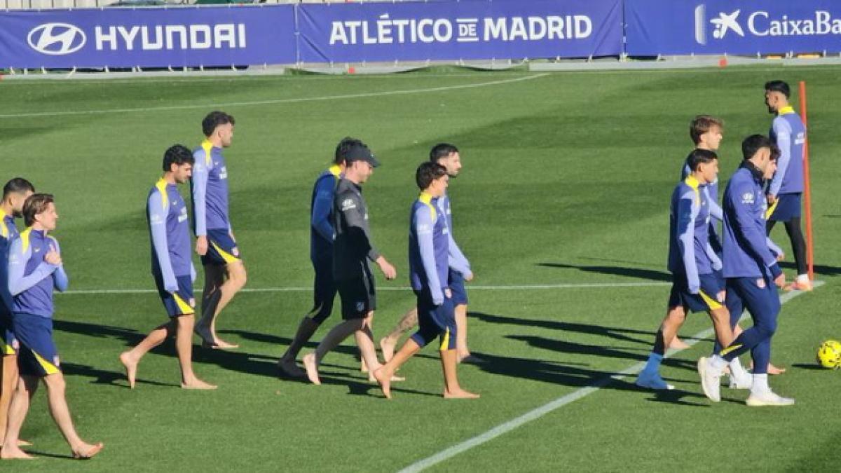 ¿Por qué el Atlético anda descalzo sobre el césped? El 'Earthing' irrumpe en la recuperación