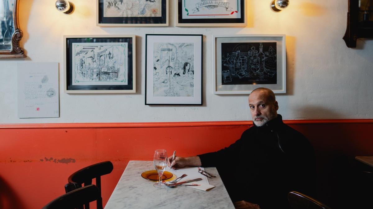 Sebastià Martí convierte manteles de papel en arte en esta exposición oculta en un restaurante de Barcelona