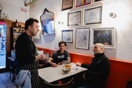 Pedro Baño y Paco Benítez, al frente de la Fonda Pepa, conversan con Sebastià Martí en una de las mesas del restaurante