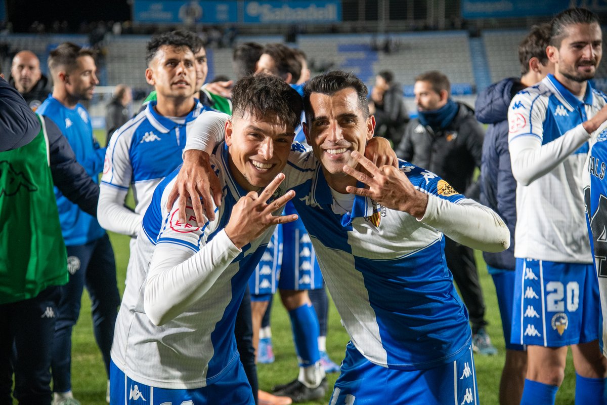 Los jugadores del Sabadell, celebrando su último victoria.
