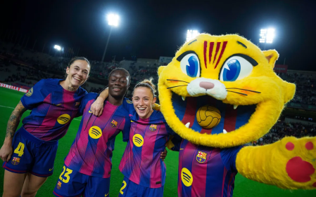 Mapi, Aïcha y Ona con CAT después de Clásico femenino
