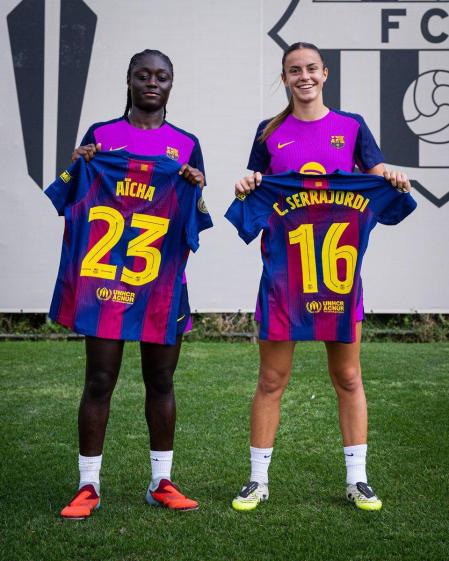 AÍcha Cámara y Clara Serrajordi con sus dorsales del primer equipo