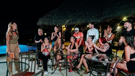 Paula Vázquez y concursantes, en 'Hasta el fin del mundo'