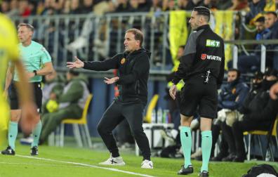 Jagoba Arrasate da instrucciones en La Cerámica en el último partido contra el Villarreal.