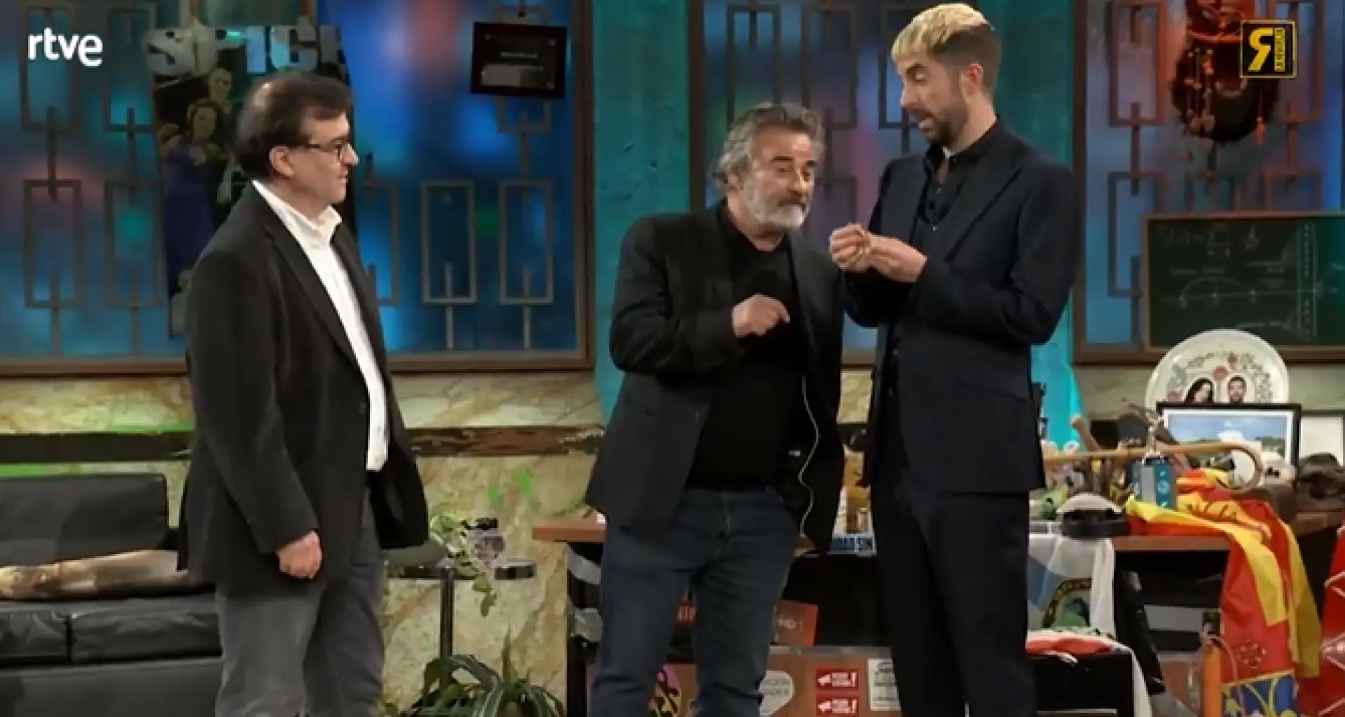 Javier Cercas deja a Broncano con las ganas de quedarse un objeto que lleva a 'La Revuelta': "No te lo regalo"