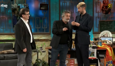 Javier Cercas deja a Broncano con las ganas de quedarse un objeto que lleva a 'La Revuelta': "No te lo regalo"