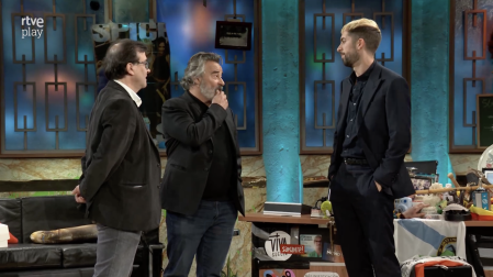 El escritor Javier Cercas y el actor Eduard Fernández han acudido a 'La Revuelta' para presentar 'Anatomía de un instante' de Movistar Plus+