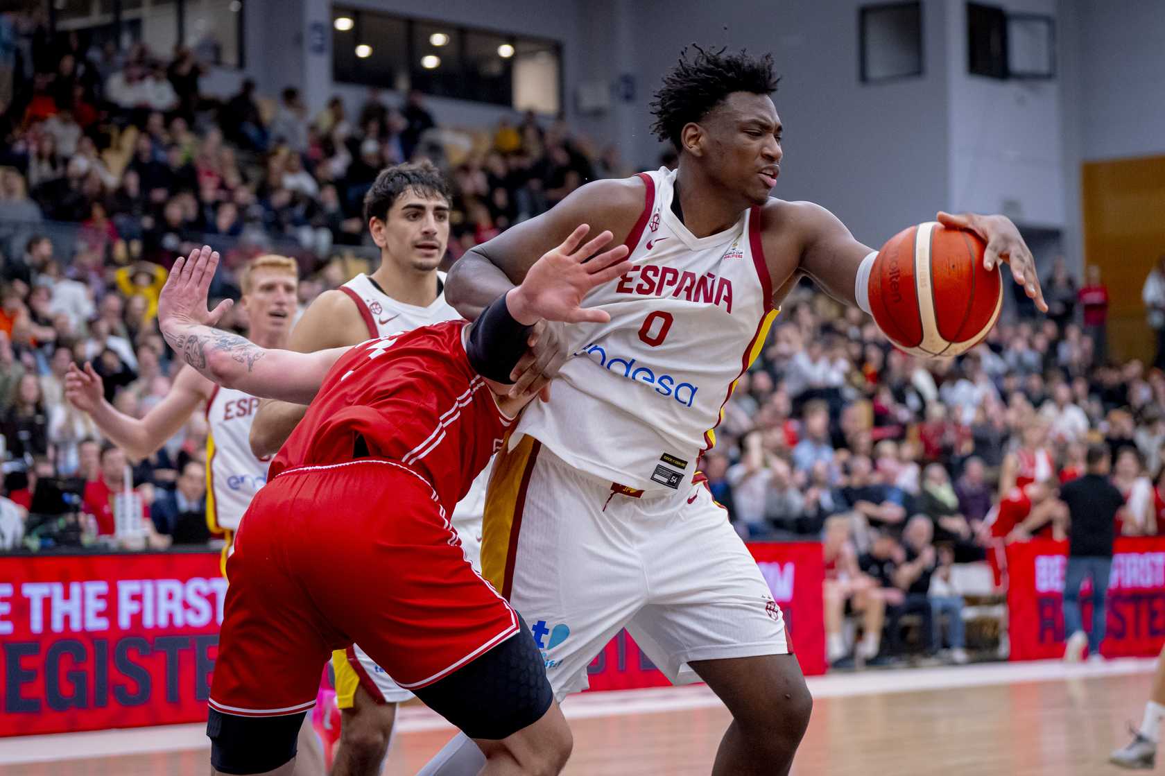 Great Osobor disputa un balón durante el partido ante Dinamarca.
