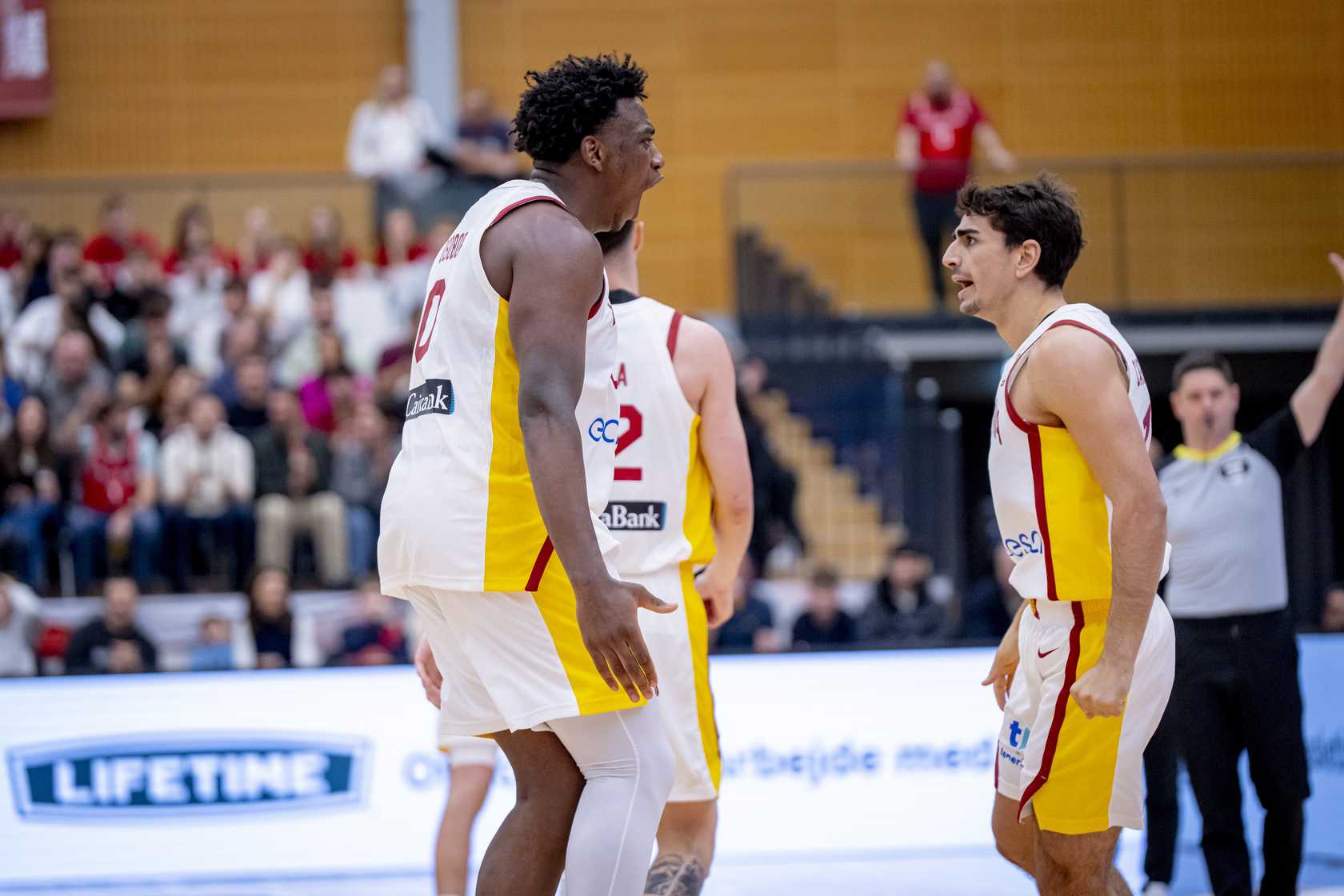 Great Osobor celebra un alley-oop con Álvaro Cárdenas.