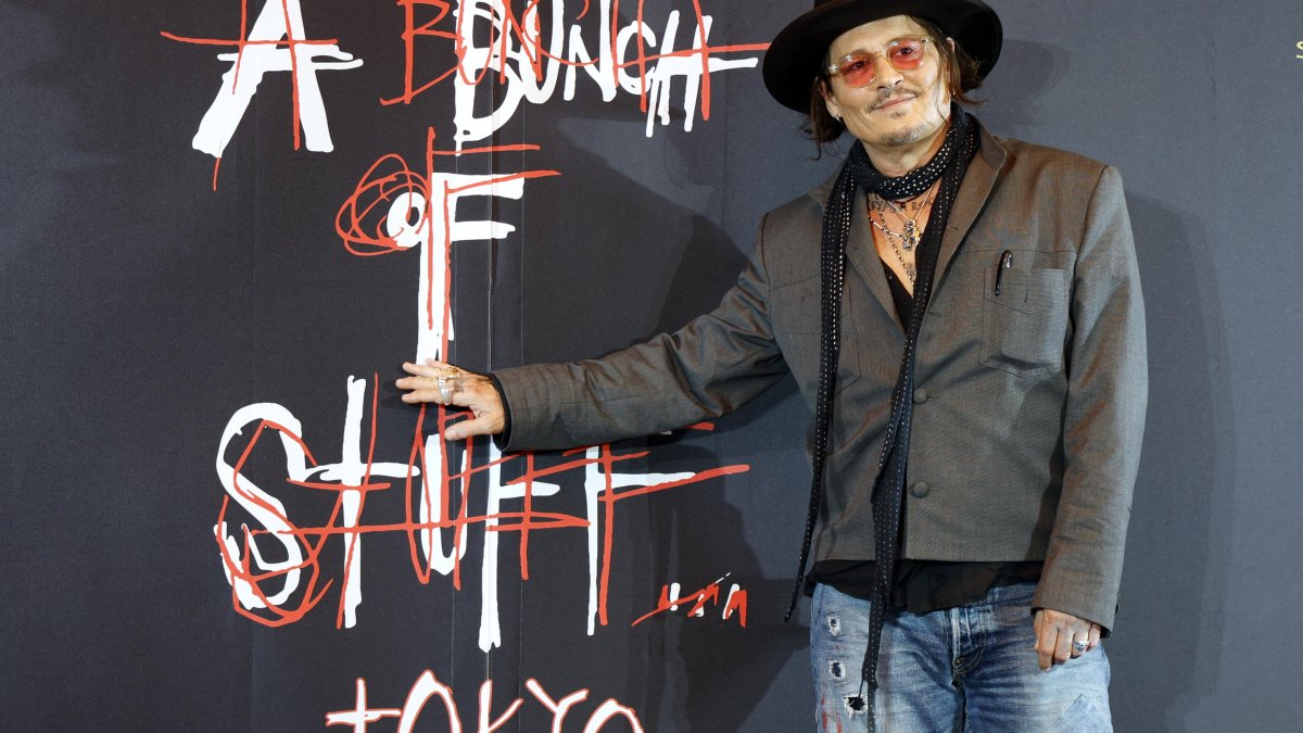 Johnny Depp lleva a Tokio su caótico arte en el debut internacional de 'A bunch of stuff'