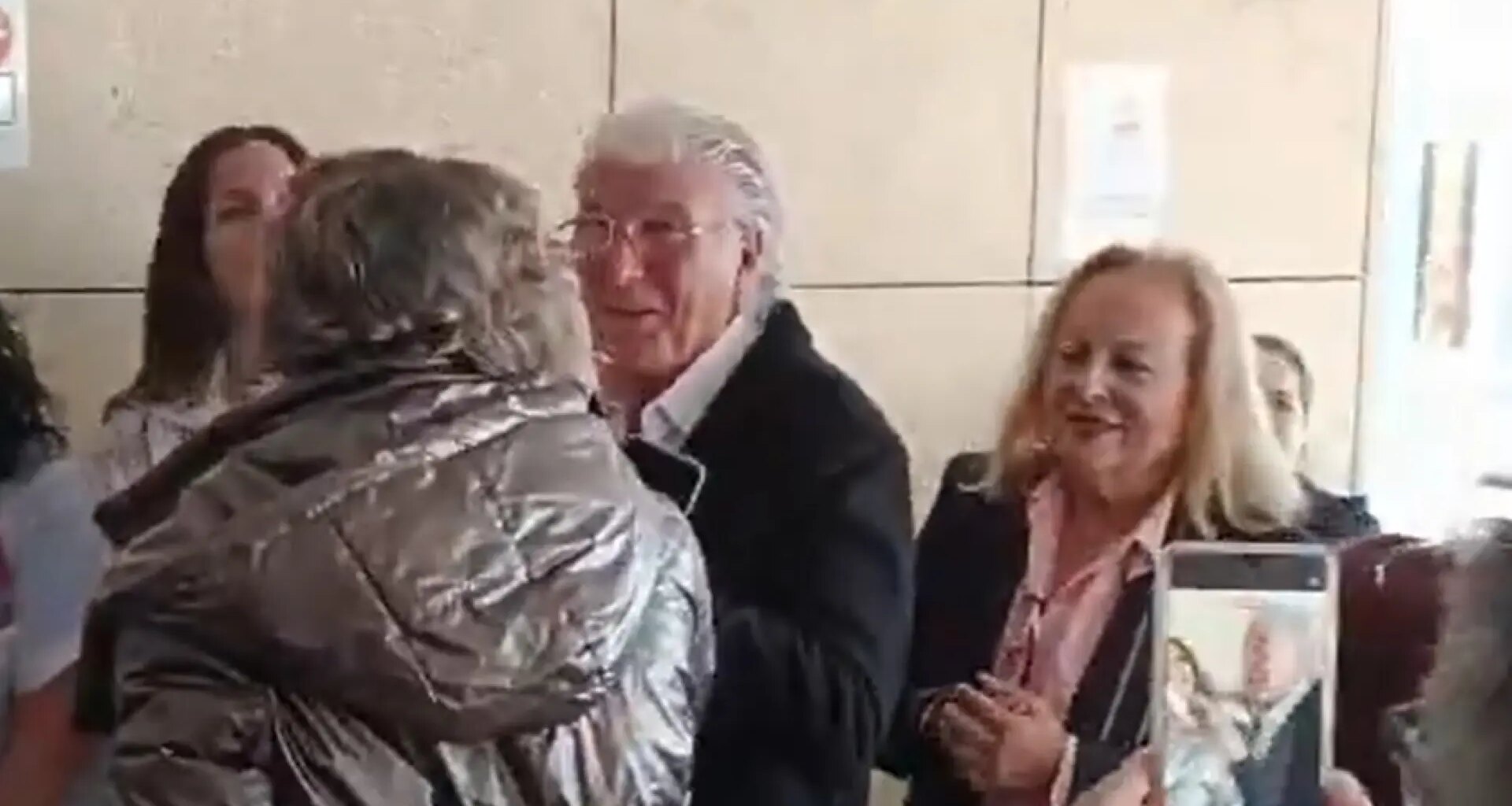 Decenas de personas rodean y fotografían en Murcia a un hombre con pelo blanco al que confundieron con Richard Gere
