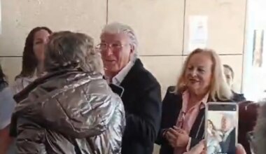 Decenas de personas rodean y fotografían en Murcia a un hombre con pelo blanco al que confundieron con Richard Gere