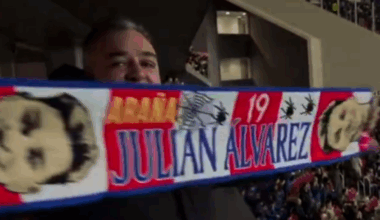 Así de emocionado cantó el padre de Julián el himno del Atlético en Champions
