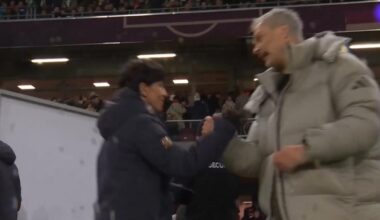 El enganchón del seleccionador alemán con Sonia Bermúdez tras el pitido final