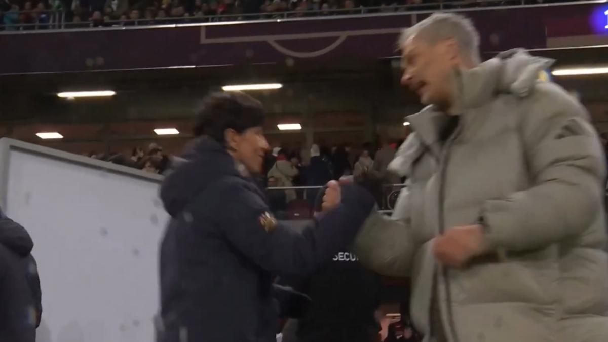 El enganchón del seleccionador alemán con Sonia Bermúdez tras el pitido final