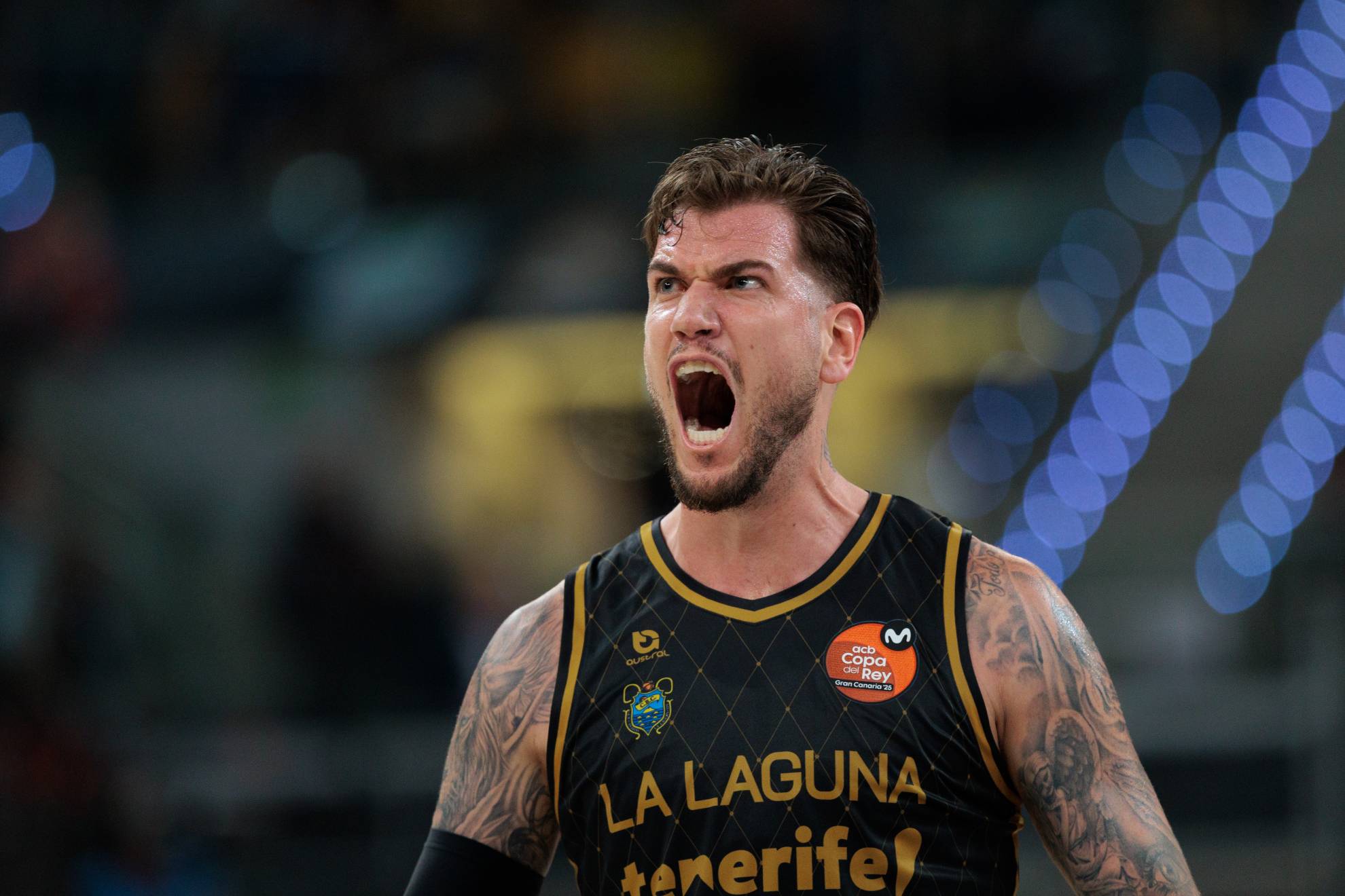 Fran Guerra celebra una acción en un partido con La Laguna Tenerife.