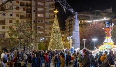 La plaza Ricard Viñes se llenó de personas que disfrutaron el encendido de las luces navideñas. - JORDI ECHEVARRIA