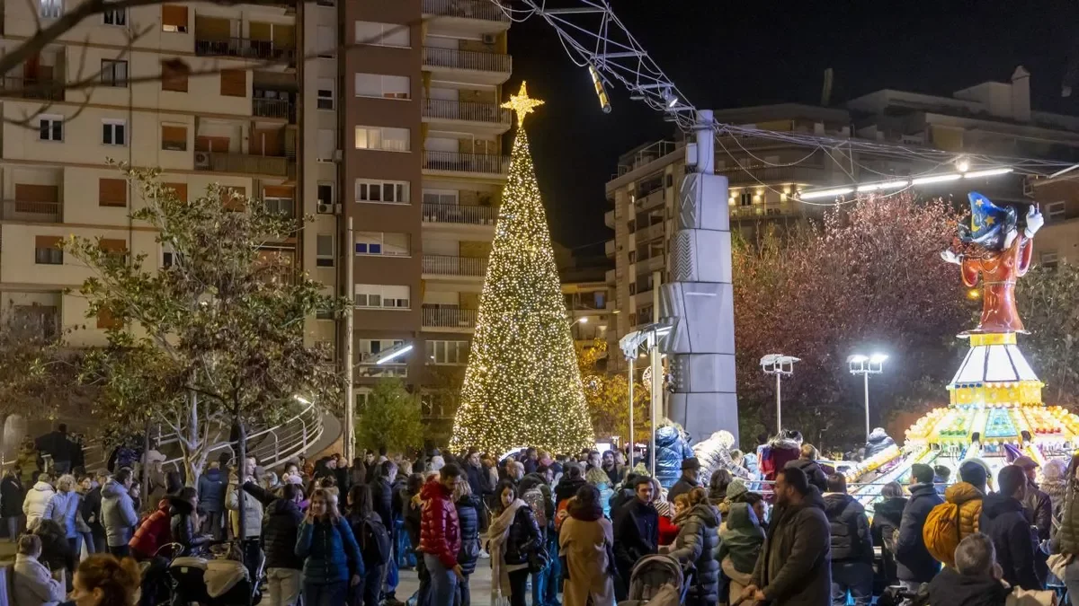 La plaza Ricard Viñes se llenó de personas que disfrutaron el encendido de las luces navideñas. - JORDI ECHEVARRIA