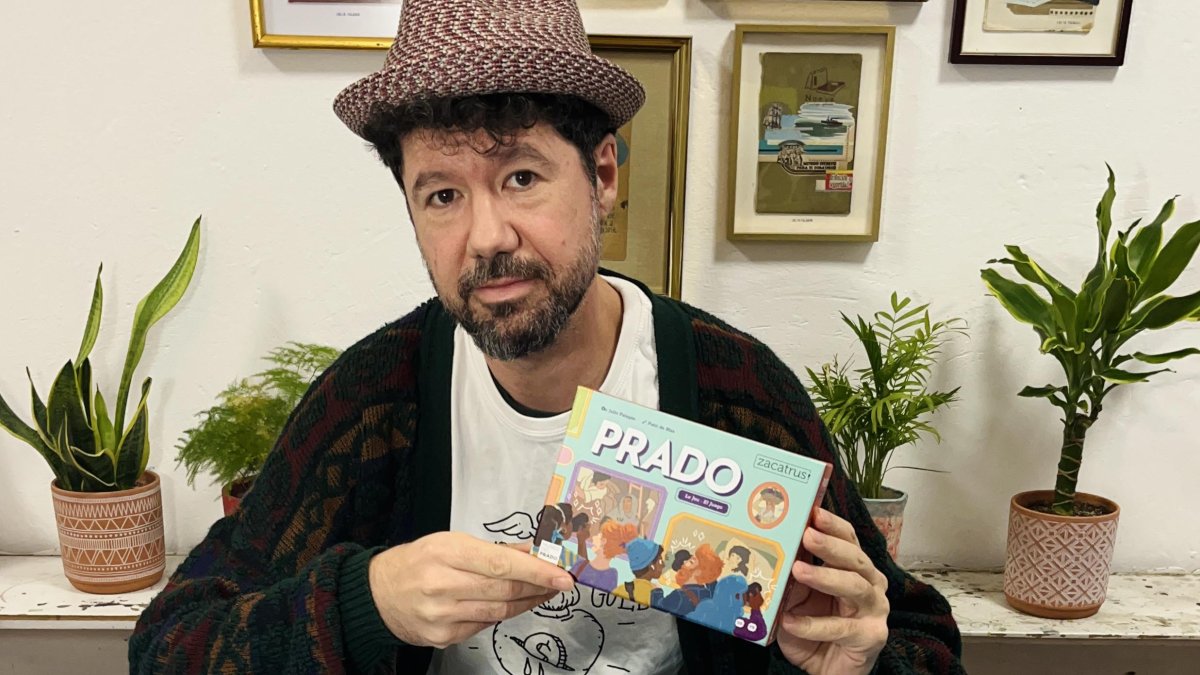 El artista posa con su juego.