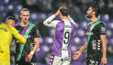 El delantero blanquivioleta Latasa se lleva las manos a la cabeza tras uno de sus ya característicos fallos en el remate.