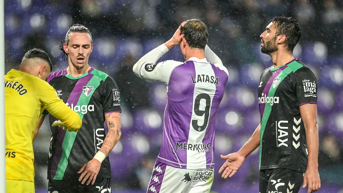 El delantero blanquivioleta Latasa se lleva las manos a la cabeza tras uno de sus ya característicos fallos en el remate.