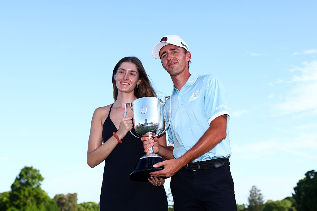 David Puig posa con su novia Berta tras la victoria