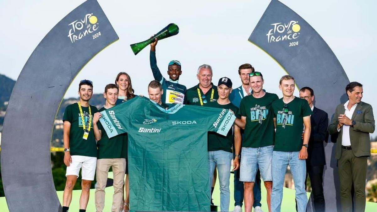 Biniam Girmay, una de las piezas más codiciadas del pelotón, sigue sin definir su futuro, aunque se le vincula con el NSN de Andrés Iniesta