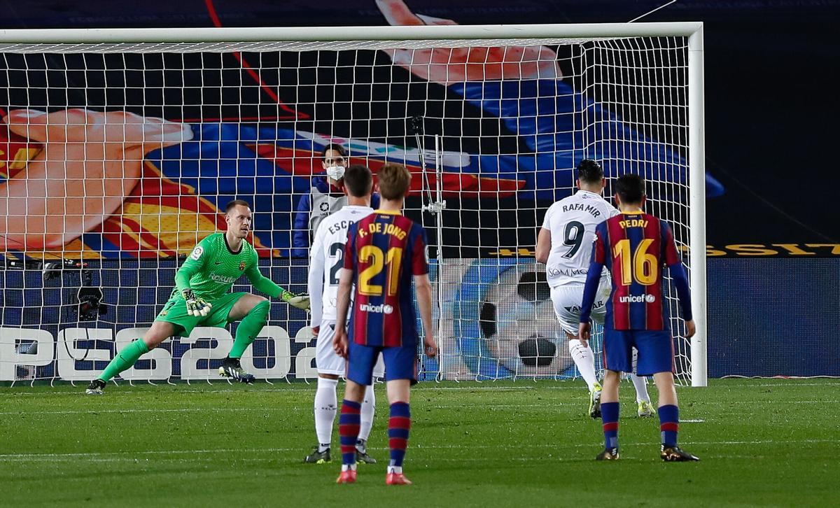 Rafa Mir batió a Ter Stegen de penalti en su etapa en el Huesca