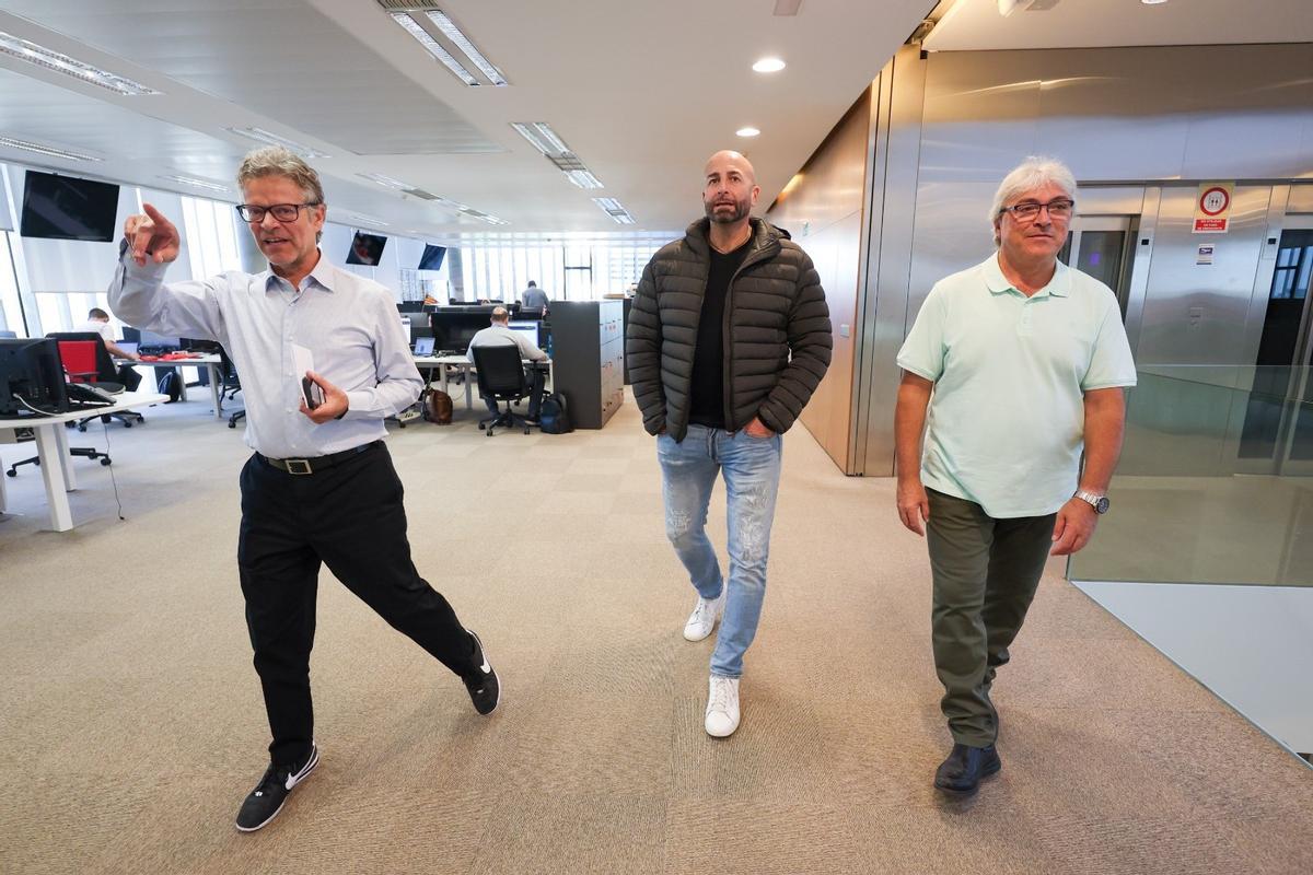 El director de SPORT, Joan Vehils, dio la bienvenida a Esteller a la redacción de SPORT