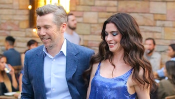 Anne Hathaway y Patrick Brammall