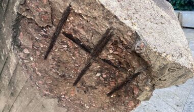 La escultura de Chillida instalada en la Rambla de Palma se desintegra