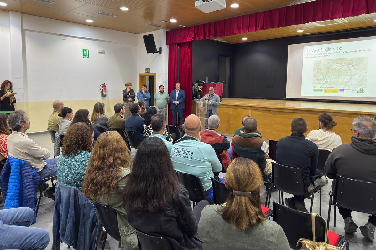 Reunión en el auditorio municipal de Villanueva de la Vera.