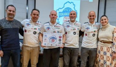 Cristóbal Budiño, con el cartel, ayer en la presentación.