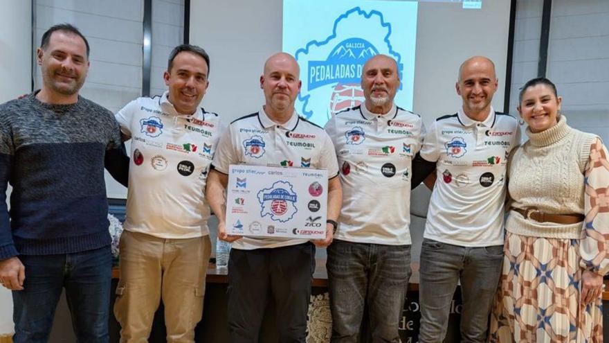 Cristóbal Budiño, con el cartel, ayer en la presentación.