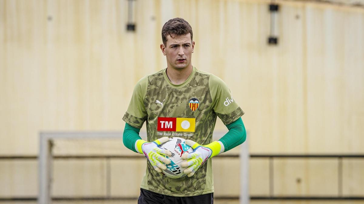 Agirrezabala, cedido por el Athletic, en un entrenamiento de esta temporada en Paterna