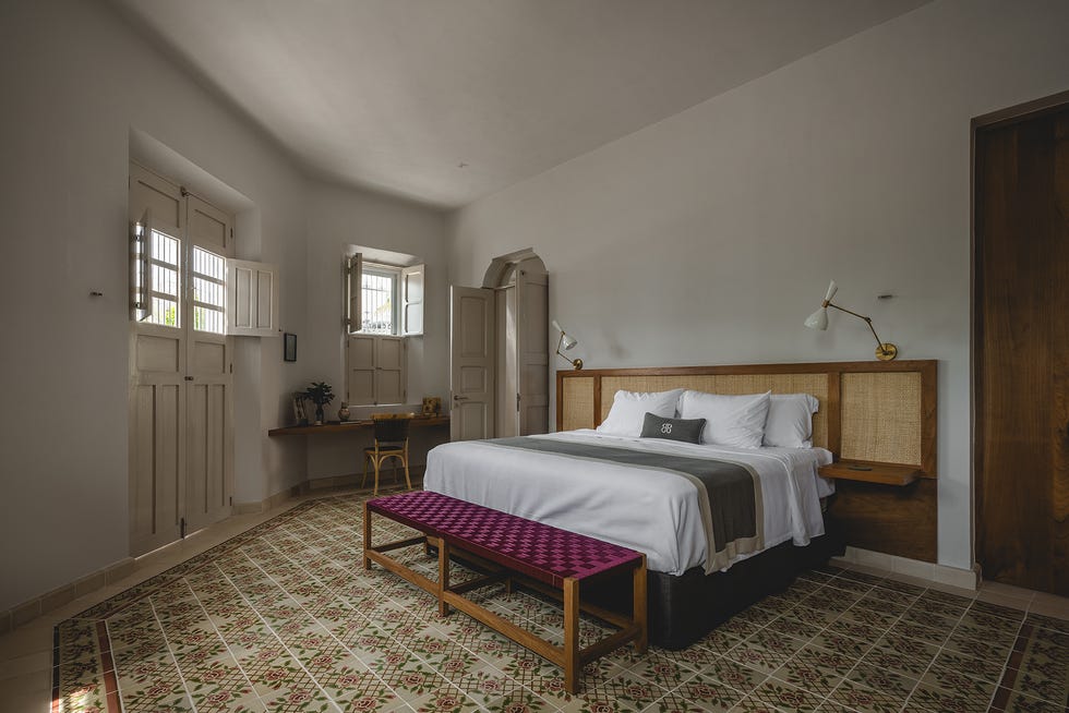 nada hace pensar que tras una sencilla fachada se encuentra una casa de mediados del siglo pasado, reformada, con patio y piscina