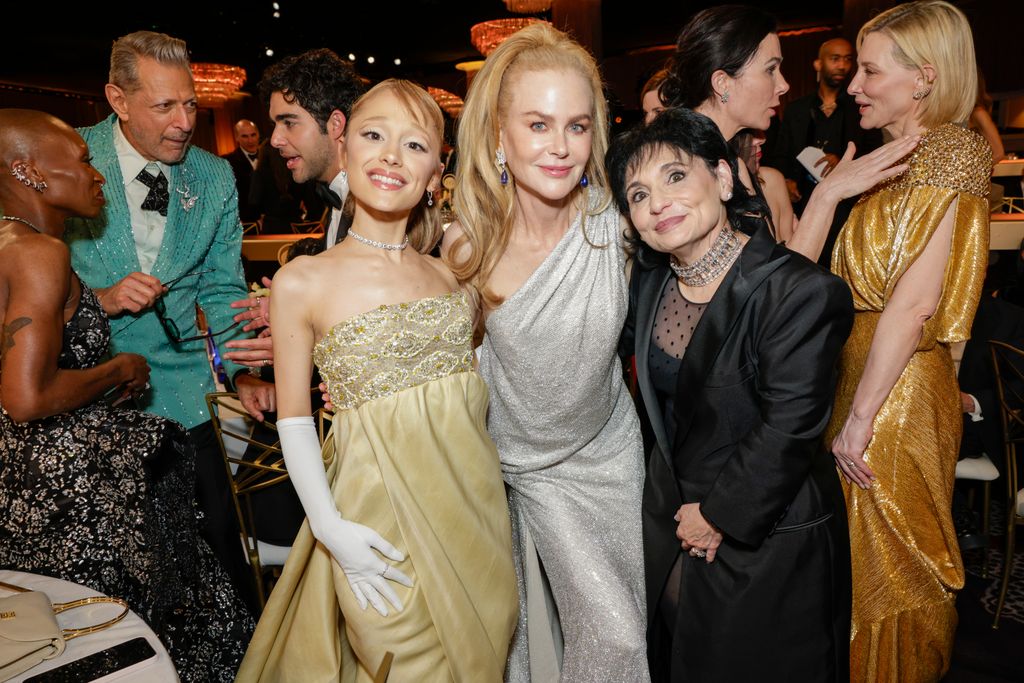 Ariana Grande, Nicole Kidman y Joan Grande en la 82ª edición anual de los Premios Globo de Oro el 5 de enero de 2025 en Beverly Hills, California.