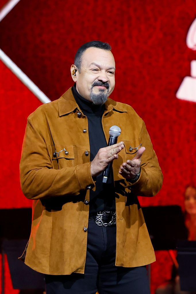 Pepe interpretó el tema 'Procuro olvidarte' en el homenaje a Raphael.