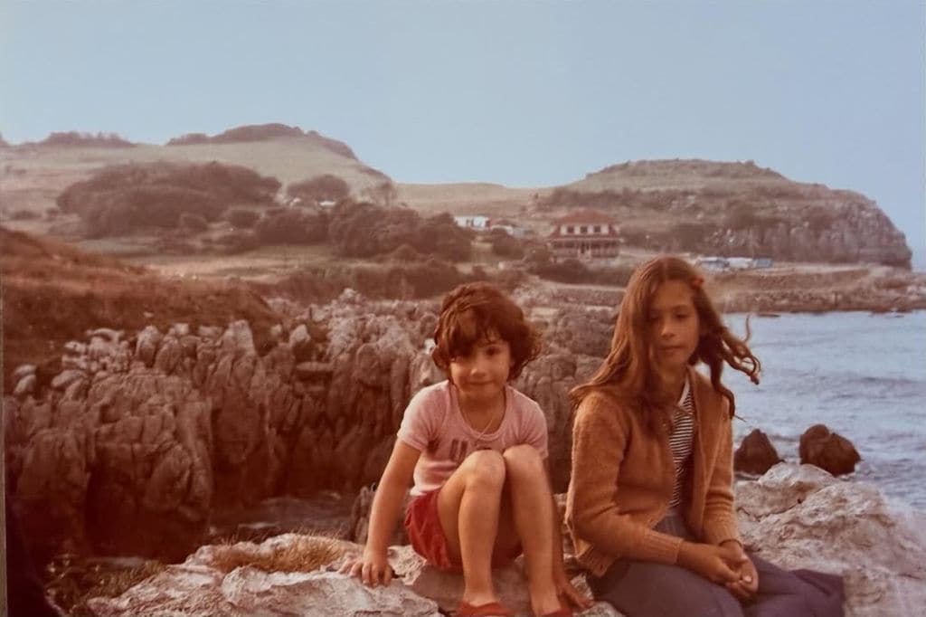 Nuria Roca y su hermana Ruth de niñas
