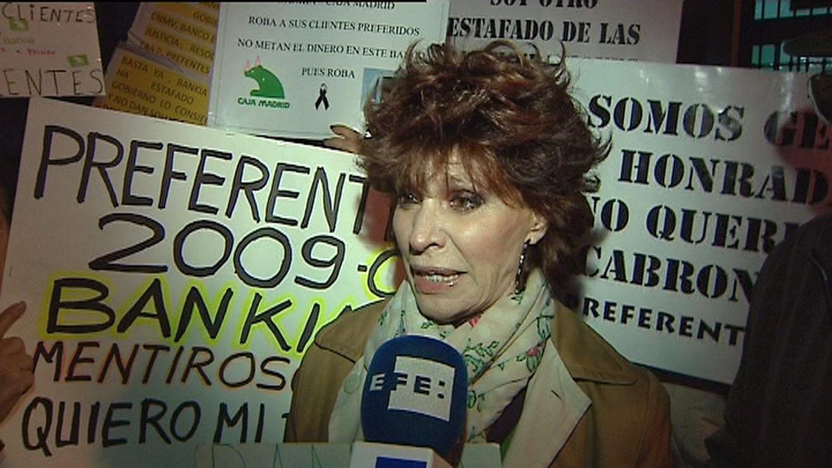 CUL63. MADRID, 15/11/2012.- La cantante y actriz Encarnita Polo, de 73 años, ha desvelado a Efe que es una de las víctimas de las preferentes de Bankia y hoy se unió a la concentración de protesta de los damnificados en la puerta de una oficina bancaria de esta entidad en la calle Alcalá. EFE EFETILO GENTE. PREFERENTES. ACTRICES. CANTANTES. AFECTADOS POR ACCIONES PREFERENTES.