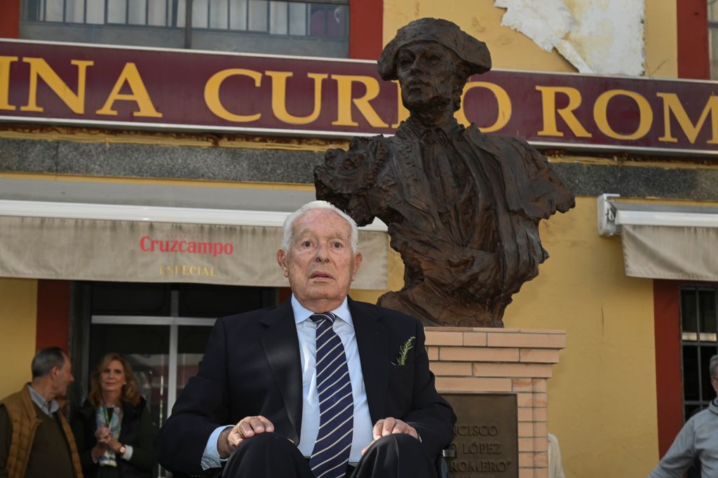 Curro Romero junto al busto en su honor ubicado en la calle Santa María de Gracia, en Sevilla, a las puertas de la emblemática Peña Taurina Curro Romero