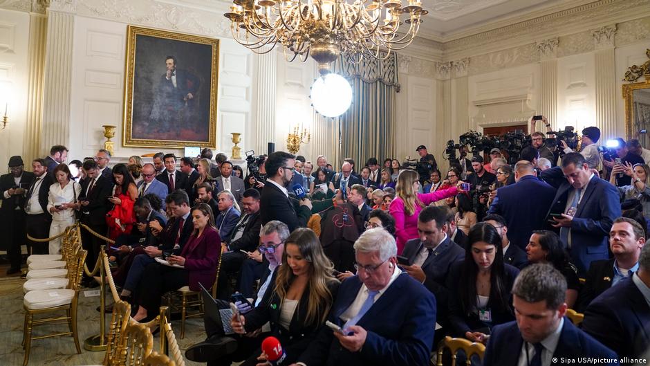 Donald Trump trata de “estúpida” a otra periodista en EE.UU. – DW – 28/11/2025