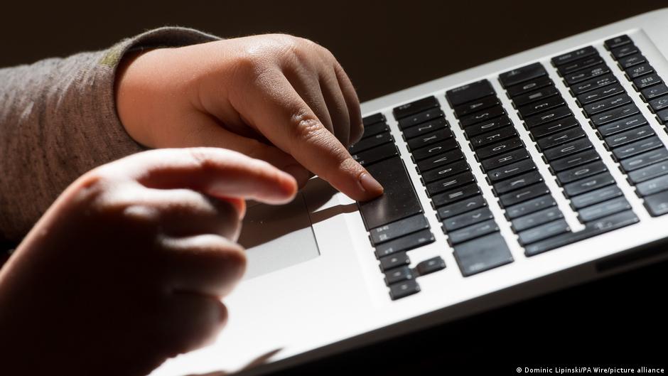 Fallo de Cloudfare causa caídas en X, ChatGPT y Canva – DW – 18/11/2025