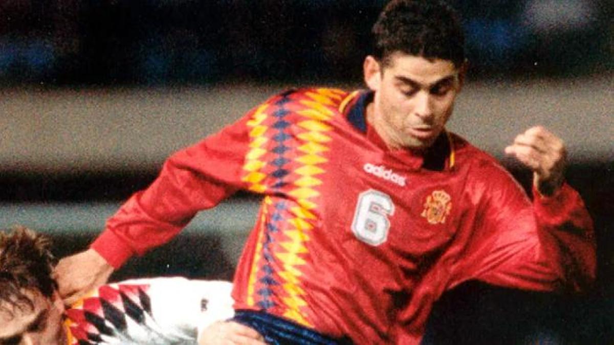 Fernando Hierro en un partido con la Selección de España