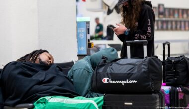 EE.UU. supera por segundo día los mil vuelos cancelados – DW – 08/11/2025