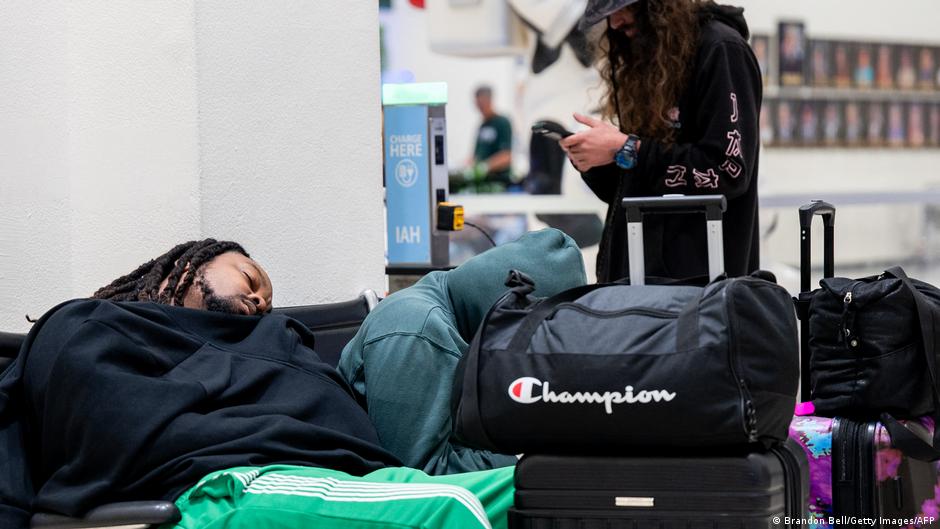 EE.UU. supera por segundo día los mil vuelos cancelados – DW – 08/11/2025