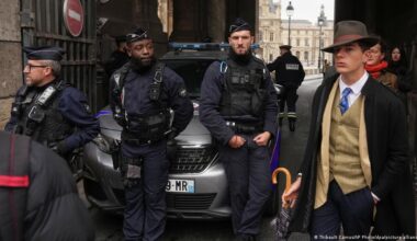 Identifican al "detective" de la foto del robo del Louvre – DW – 10/11/2025