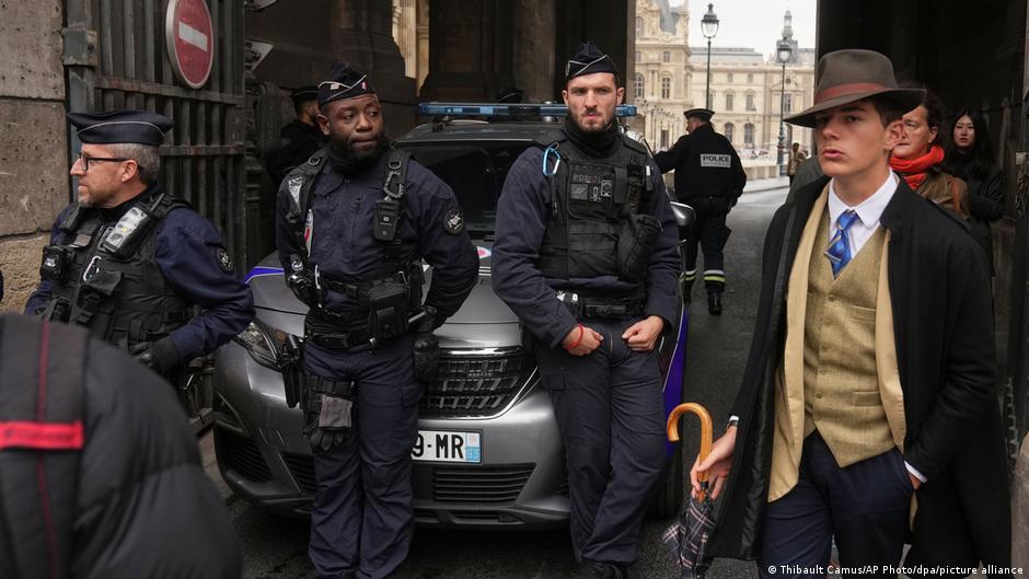 Identifican al "detective" de la foto del robo del Louvre – DW – 10/11/2025